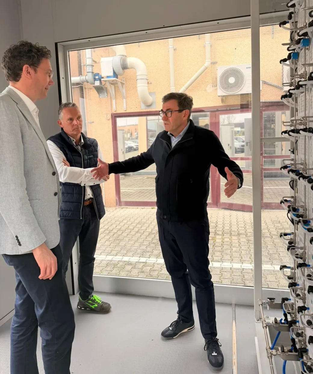 Ben Medland, CEO of DRIFT Energy (left), at Enapter’s Pisa facility with Michael Soehner, VP Operations at Enapter (centre), and Jürgen Laakmann, CEO of Enapter (right)